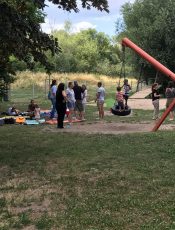 Picknick der Dinogruppe auf dem Erlenspielplatz